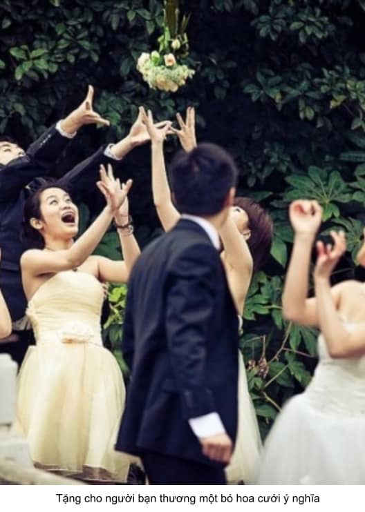 bắt được hoa cưới của cô dâu 