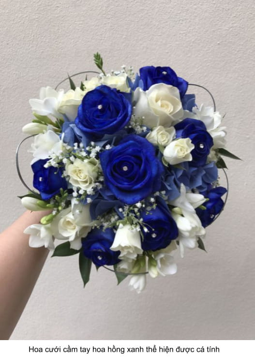 hoa cưới cầm tay hoa hồng xanh thể hiện sự khát vọng 