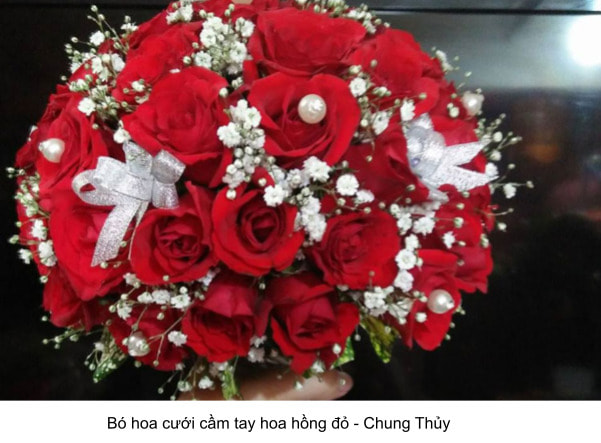 hoa cưới cầm tay hoa hồng