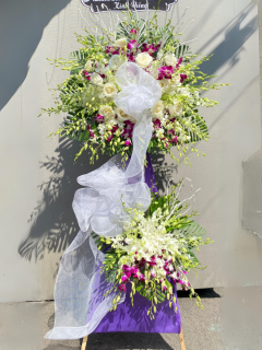 Kệ Hoa Chia Buồn Tông Trắng Đẹp